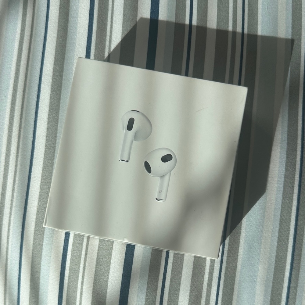 Apple AirPods in Classic White